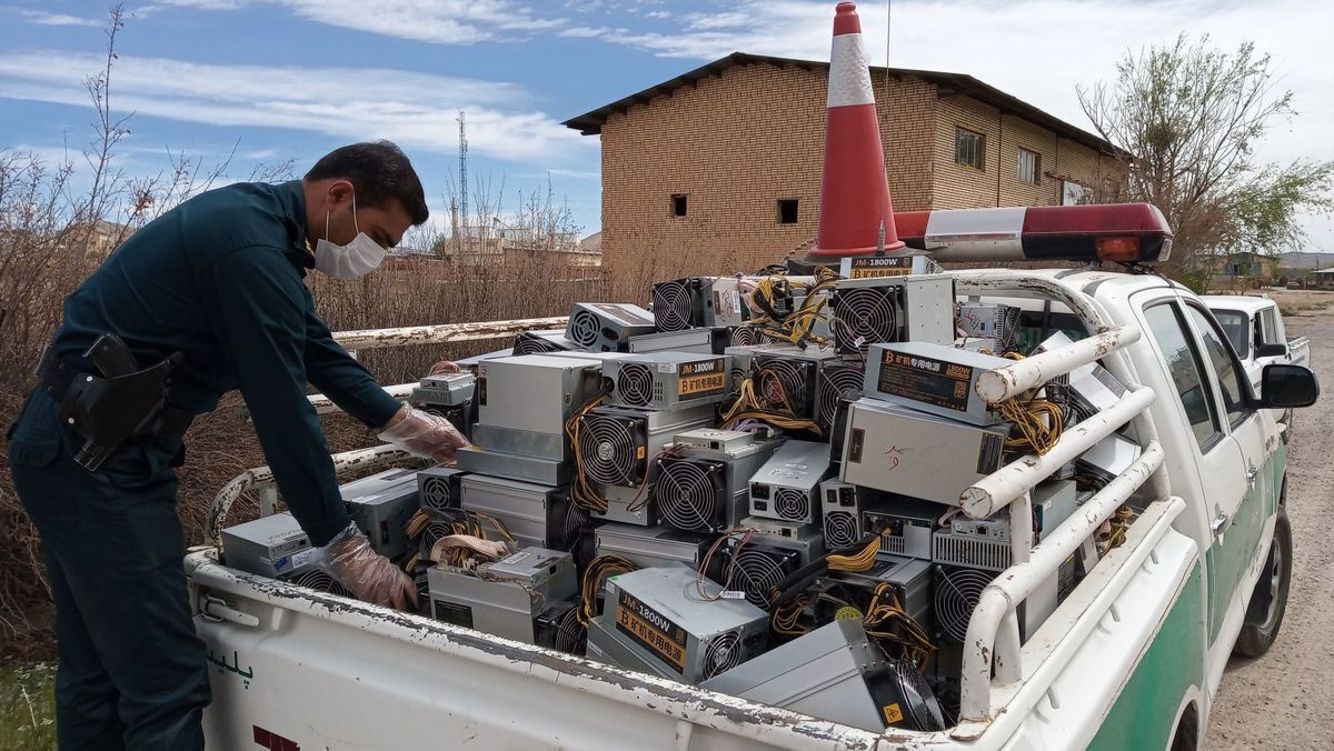 کشف ۵۰ دستگاه ماینر غیرمجاز | ارزش تجهیزات میلیاردی اعلام شد! ماینر