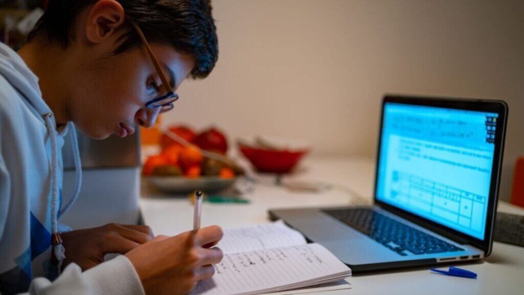 عضو کمیسیون آموزش: عدالت آموزشی بدون اینترنت پرسرعت یک شوخی تلخ است