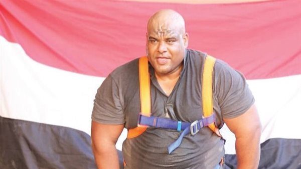 ببینید| مردی که کشتی ۷۰۰ تنی را با دندان‌هایش جابجا کرد!