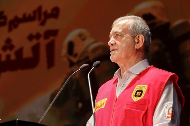 تصاویری از پزشکیان و رقیب انتخاباتی‌اش در لباسی متفاوت