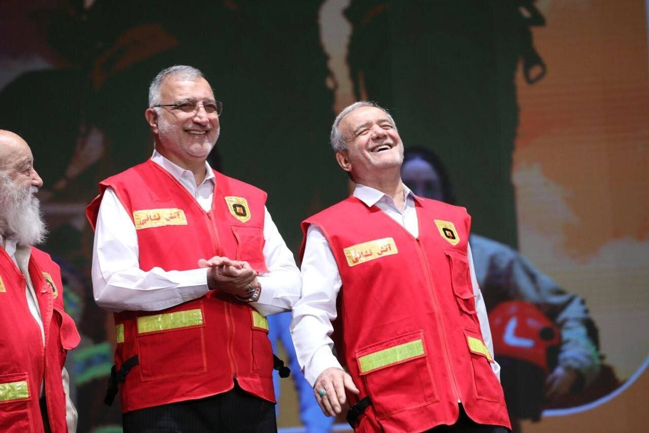 تصاویری از پزشکیان و رقیب انتخاباتی‌اش در لباسی متفاوت