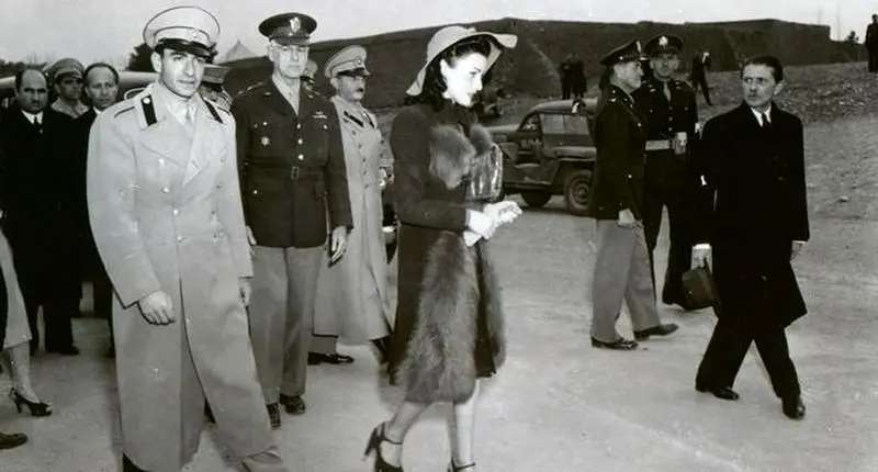 عکسی از بازدید محمدرضا پهلوی و همسرش فوزیه از پایگاه نظامی آمریکا در ایران