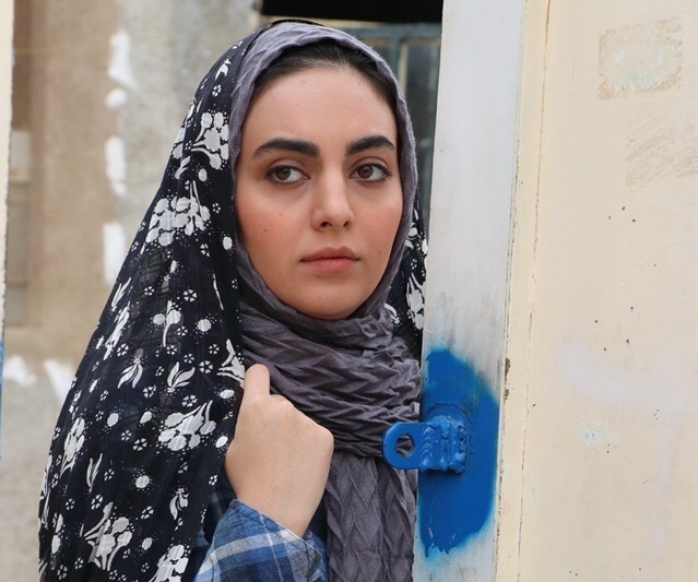 عکس جنجالی بازیگر «بچه مهندس» با سیگار +عکس