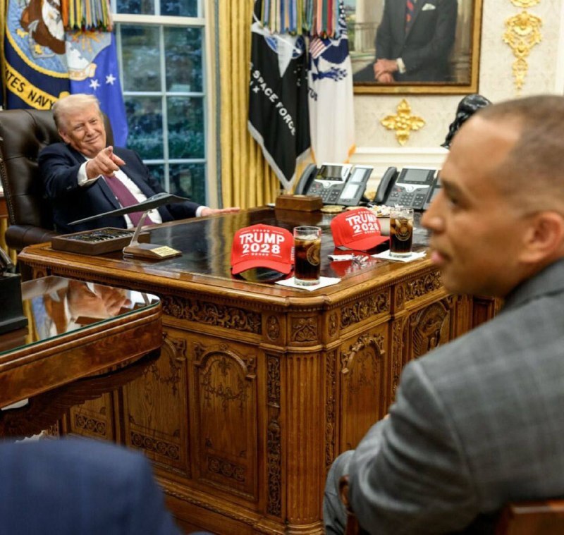 تصویری از جلسه ترامپ با رهبران حزب دموکرات با کلاه ۲۰۲۸