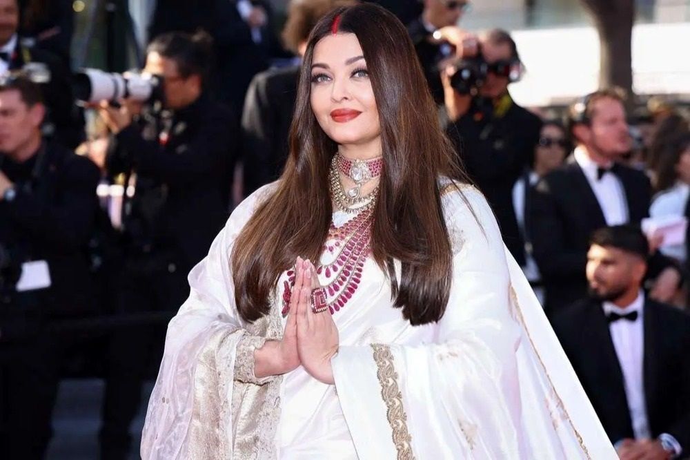 آیشواریا با جواهرات و جلوه‌ای خیره‌کننده در هفته مد پاریس +تصاویر