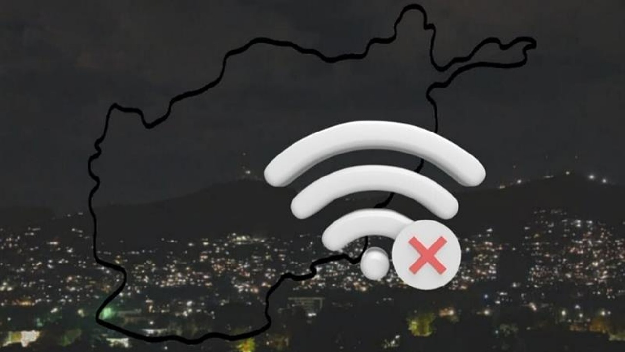 ببینید| افغان‌ها در مرز به اینترنت پاکستان پناه می‌برند