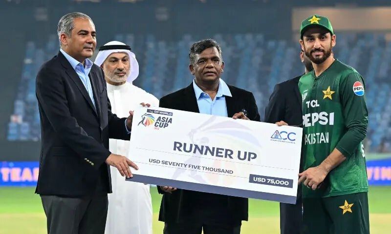 بازیکنان هند روی زمین دراز کشیدند/ کاپیتان پاکستان چک نائب قهرمانی را پرت کرد بازیکنان هند روی زمین دراز کشیدند/ کاپیتان پاکستان چک نائب قهرمانی را پرت کرد