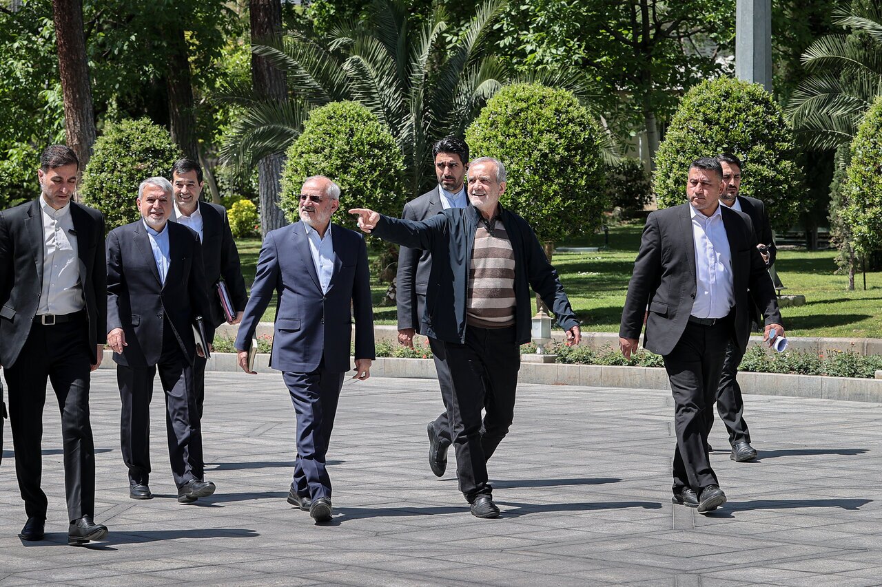 حمله تند کیهان به دولت؛ پول هست، مدیریت نیست | چرا سراغ دانهدرشتها نمیروید؟ دولت پزشکیان