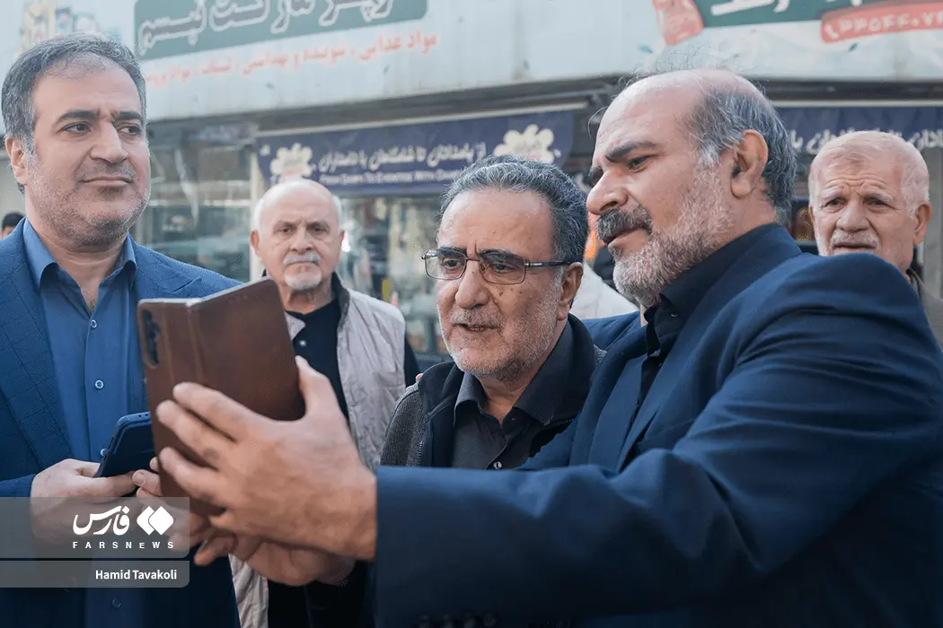 سلفی گرفتن مردم با مصطفی تاجزاده در مراسم تشییع برادرش سلفی گرفتن مردم با مصطفی تاجزاده در مراسم تشییع برادرش