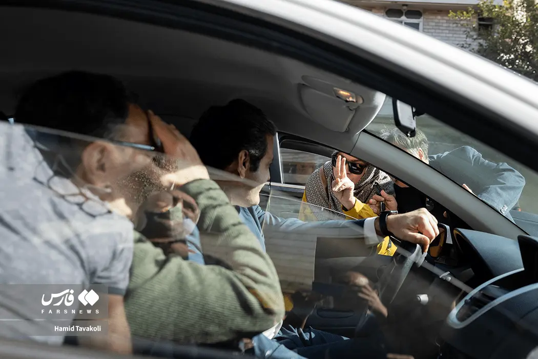 سلفی گرفتن مردم با مصطفی تاجزاده در مراسم تشییع برادرش سلفی گرفتن مردم با مصطفی تاجزاده در مراسم تشییع برادرش