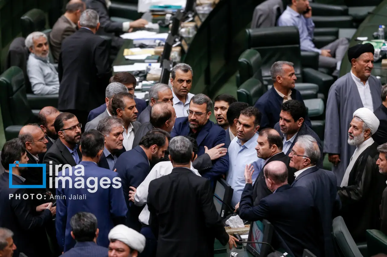 درگیری فیزیکی نمایندگان در صحن علنی مجلس +عکس درگیری فیزیکی نمایندگان در صحن علنی مجلس +عکس