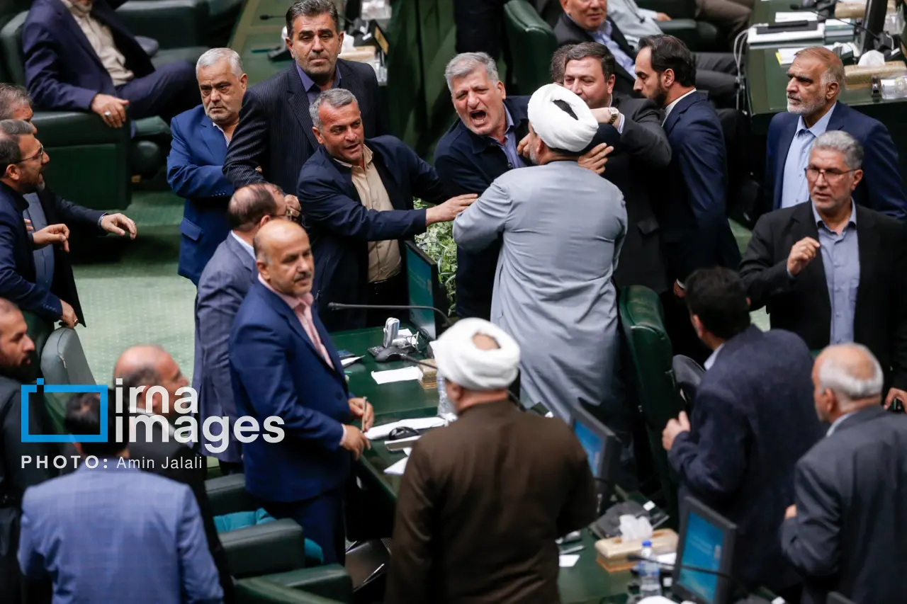 درگیری فیزیکی نمایندگان در صحن علنی مجلس +عکس درگیری فیزیکی نمایندگان در صحن علنی مجلس +عکس