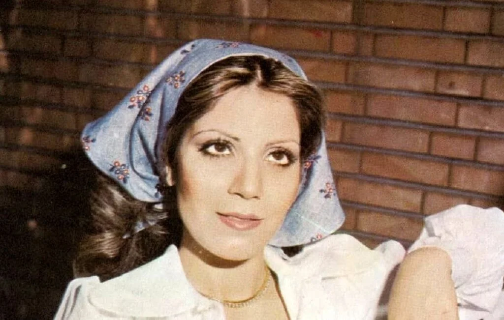 اکی بنایی کیست؟| خواننده «گل پامچال» و «رشیدخان» که دکترای کنسرواتواری موسیقی داشت بیوگرافی اکی بنایی