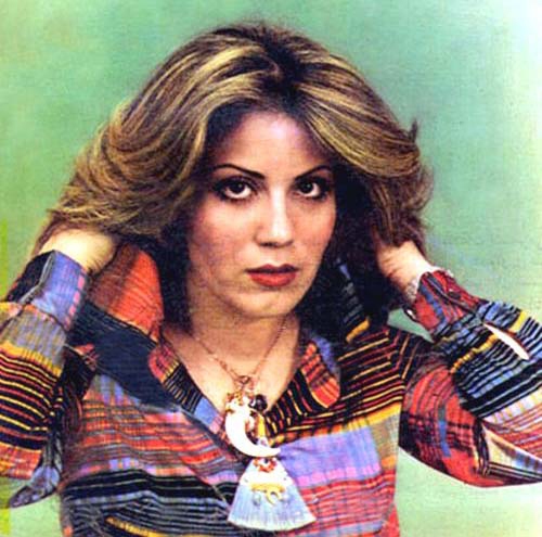 اکی بنایی کیست؟| خواننده «گل پامچال» و «رشیدخان» که دکترای کنسرواتواری موسیقی داشت اکی بنایی خواننده