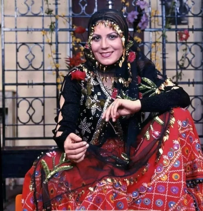 اکی بنایی کیست؟| خواننده «گل پامچال» و «رشیدخان» که دکترای کنسرواتواری موسیقی داشت اکی بنایی خواننده گل پامچال