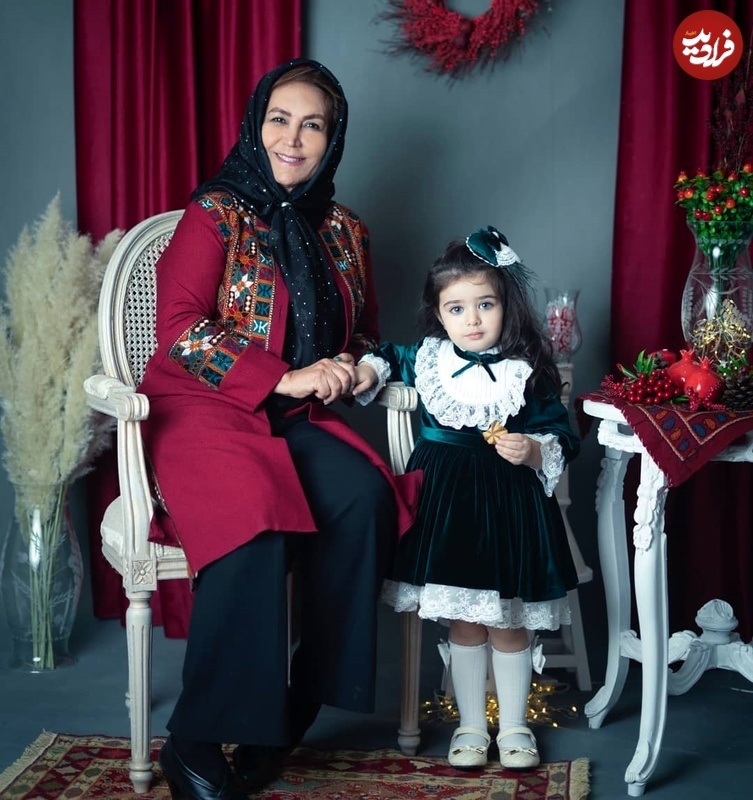 مهوش صبرکن در کنار نوهاش مهوش صبرکن در کنار نوهاش