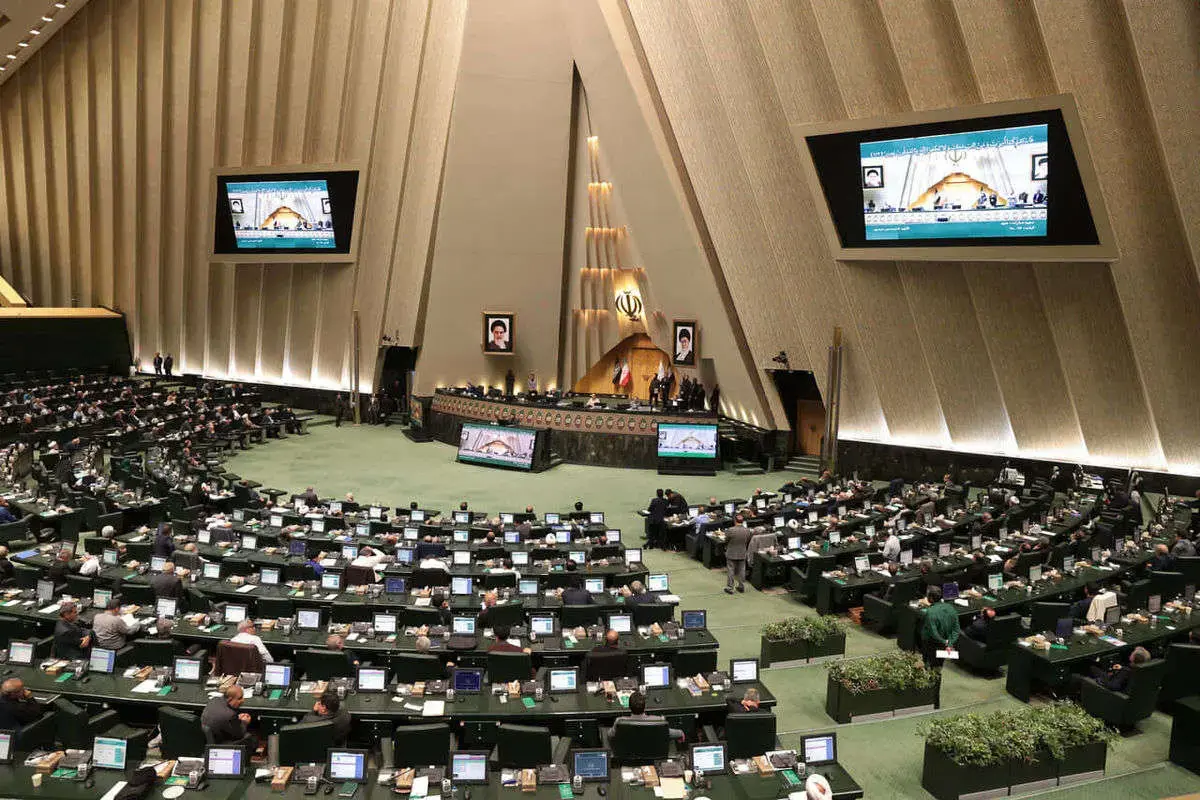 ببینید| شعار «مرگ بر آمریکا و اسرائیل» در صحن علنی مجلس