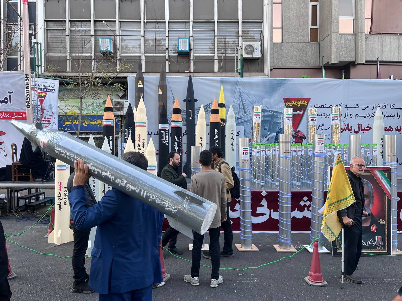 حاشیههای راهپیمایی 13 آبان ؛ از نمایش موشک تا حضور نمادین دانشمندان هستهای نمایش موشک