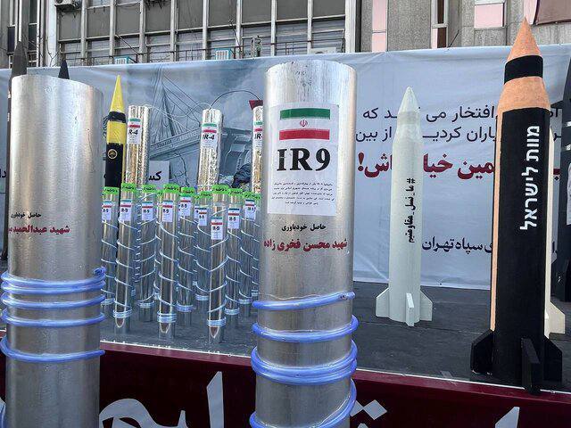 حاشیههای راهپیمایی 13 آبان ؛ از نمایش موشک تا حضور نمادین دانشمندان هستهای نمایش موشک