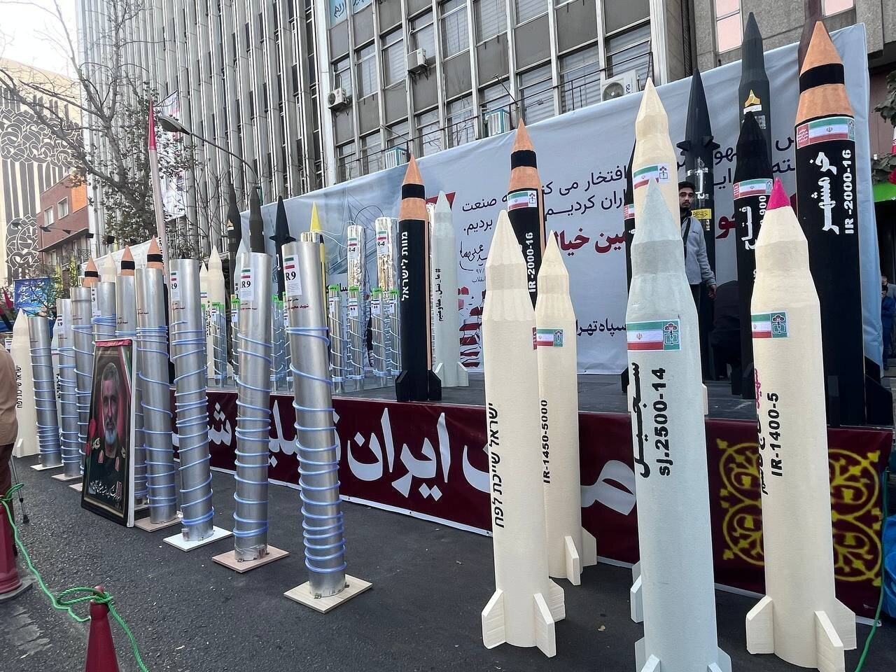 نمایش موشک و سانتریفیوژهای ایرانی در راهپیمایی ۱۳ آبان +عکس