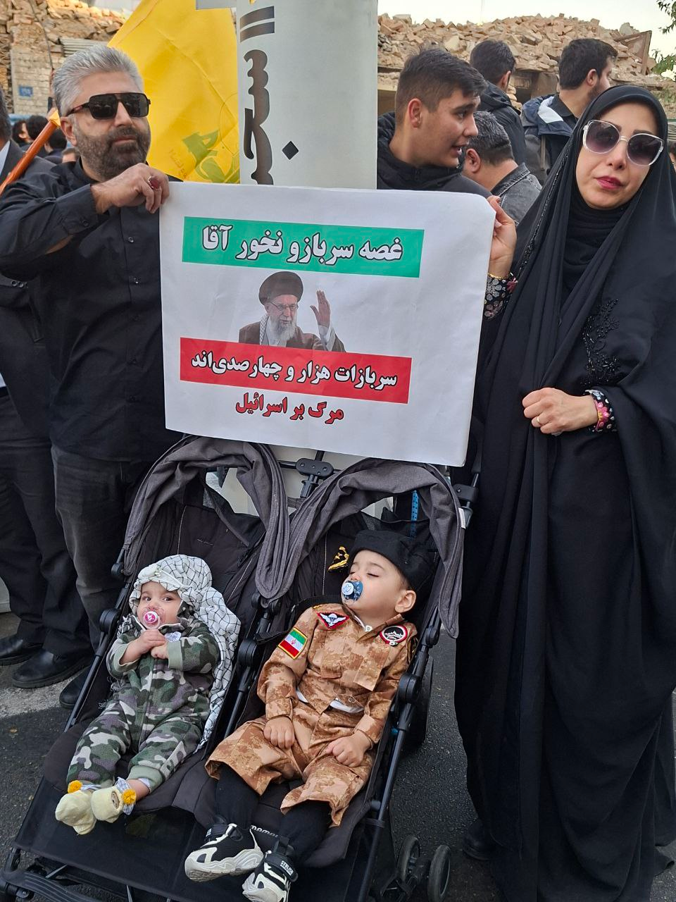 حاشیههای راهپیمایی 13 آبان ؛ از نمایش موشک و سانترفیوژ تا محاکمه ترامپ و نتانیاهو خردسالان