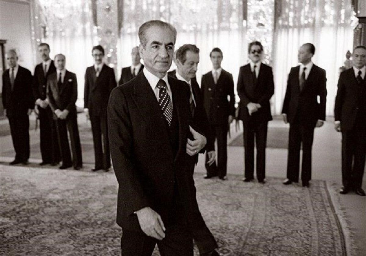 تصویر کمتر دیده‌شده از بازدید محمدرضا پهلوی از دبیرستان البرز در سال ۱۳۵۳