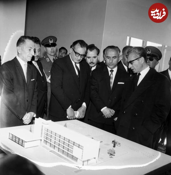 تصویر کمتر دیدهشده از بازدید محمدرضا پهلوی از دبیرستان البرز در سال ۱۳۵۳ تصویر کمتر دیدهشده از بازدید محمدرضا پهلوی از دبیرستان البرز در سال ۱۳۵۳