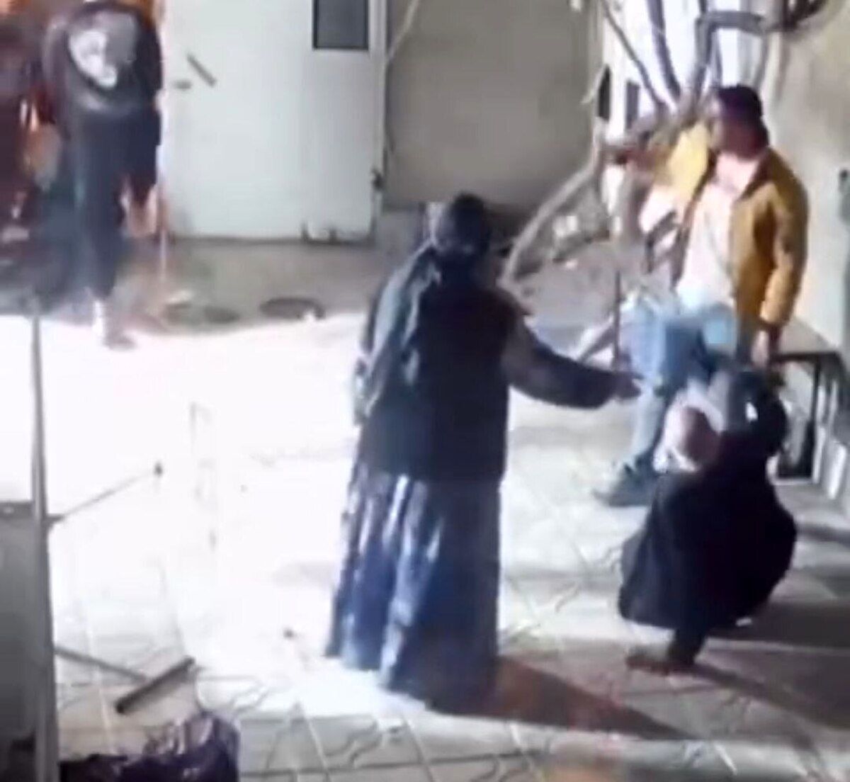 حمله اراذل و اوباش به زوج سالخورده حمله اراذل و اوباش به زوج سالخورده