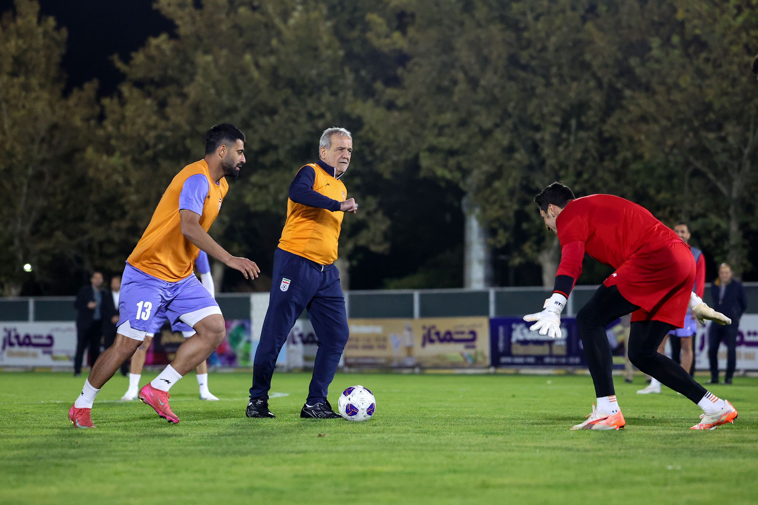 پزشکیان؛ از زمین فوتبال تا زمین سیاست | تکرار نسخه احمدینژاد در روزگار بحران؟ پزشکیان