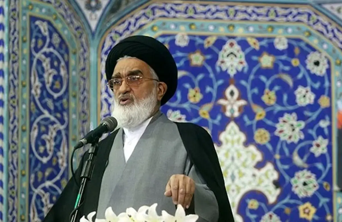 امام جمعه قم: در موضوع حجاب نباید تحت تأثیر فشارهای فرهنگی دشمن قرار گرفت