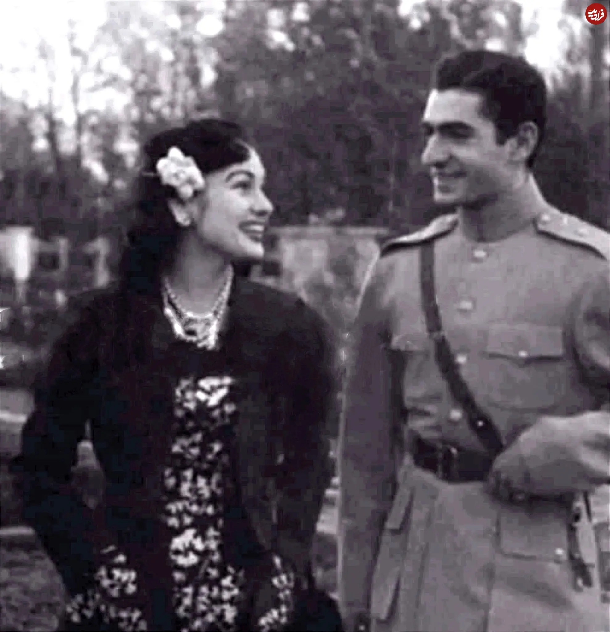 محمدرضاشاه پهلوی و همسر مصری اش در حال گفتوگو در سعدآباد؛ سال ۱۳۲۱ محمدرضاشاه پهلوی و همسر مصری اش در حال گفتوگو در سعدآباد؛ سال ۱۳۲۱