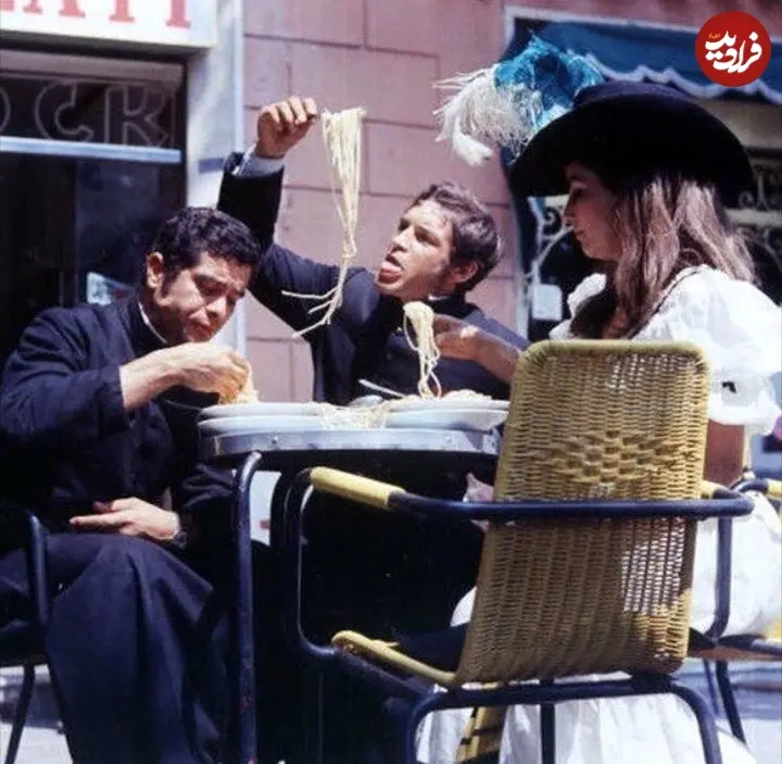 عکسی از بهروز وثوقی و بیک ایمانوردی در حال خوردن ماکارونی؛ سال ۴۹ عکسی از بهروز وثوقی و بیک ایمانوردی در حال خوردن ماکارونی؛ سال ۴۹