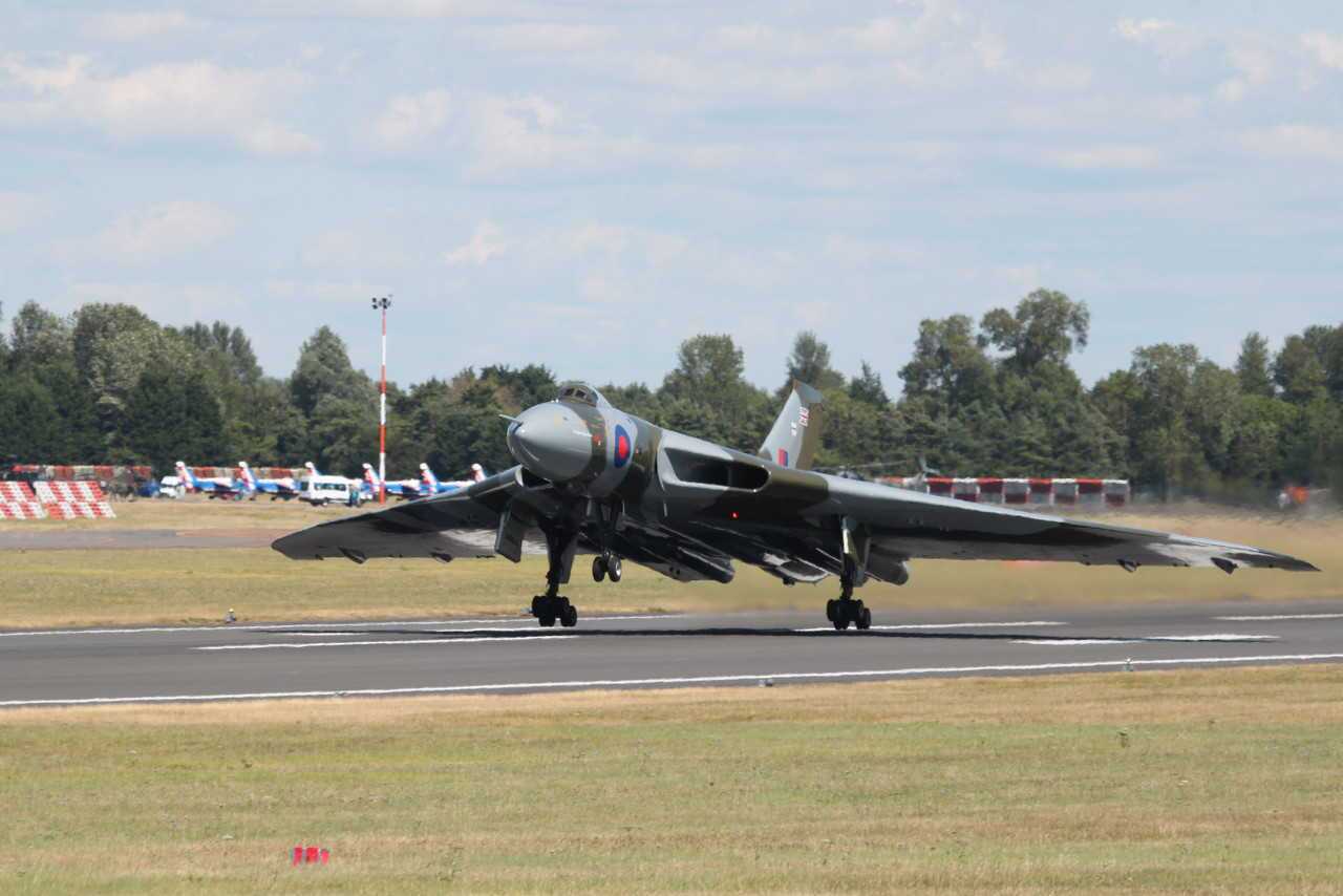 بمب افکن استراتژیک آورو ولکان مشخصات بمب افکن آورو ولکان