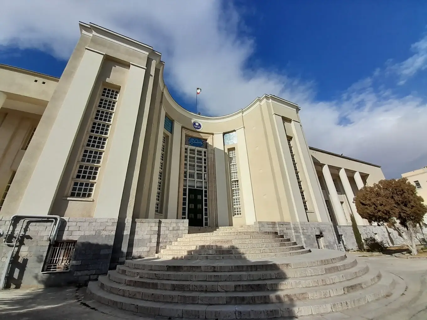 معاون وزارت بهداشت: قبولیهای رشتههای برتر دولتی به بچهپولدارها محدود شده دانشگاه دولتی