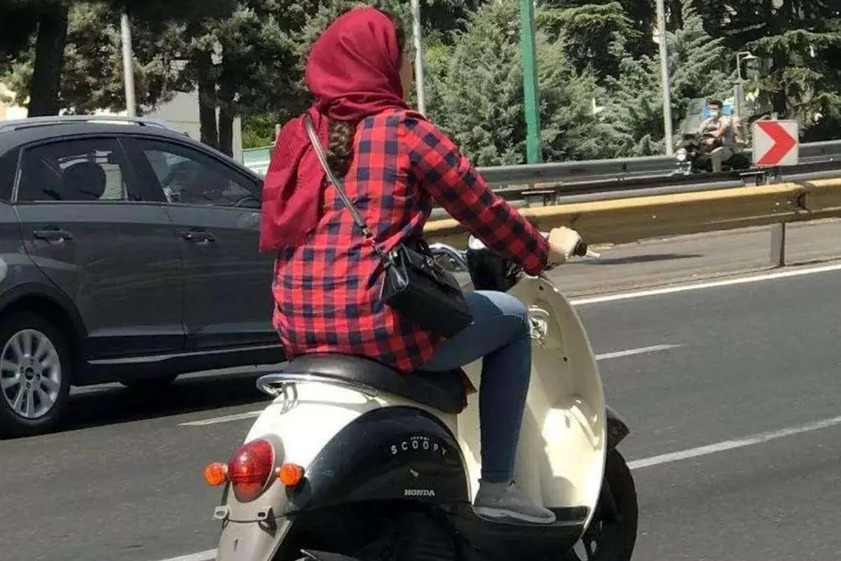 استاد حوزه علمیه قم: موتورسواری بانوان در فقه اسلامی مجاز است و اشکالی ندارد