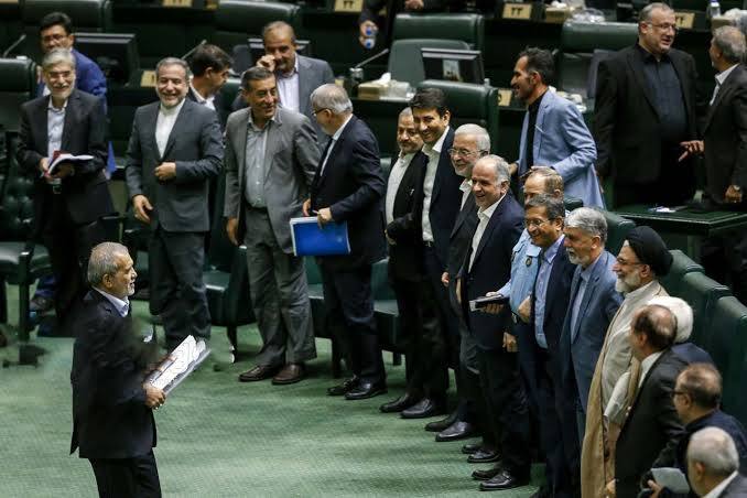 کابینه پزشکیان در دوراهی ترمیم یا فرسایش؛ آیا وقت تغییر نرسیده؟ | هشدار زیدآبادی: ادامه کار برخی وزرا هیچ توجیهی ندارد کابینه پزشکیان