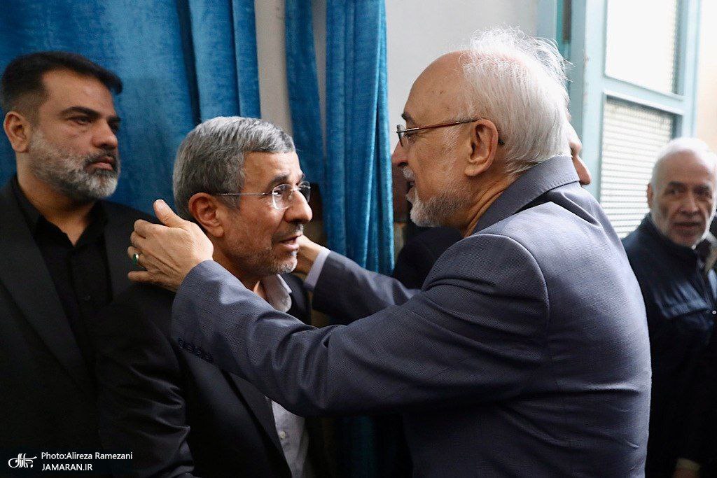 تصویر جدید از احمدی نژاد در مراسم ختم خواهرش