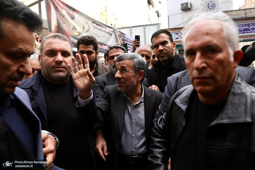 تصویر جدید از احمدی نژاد در مراسم ختم خواهرش