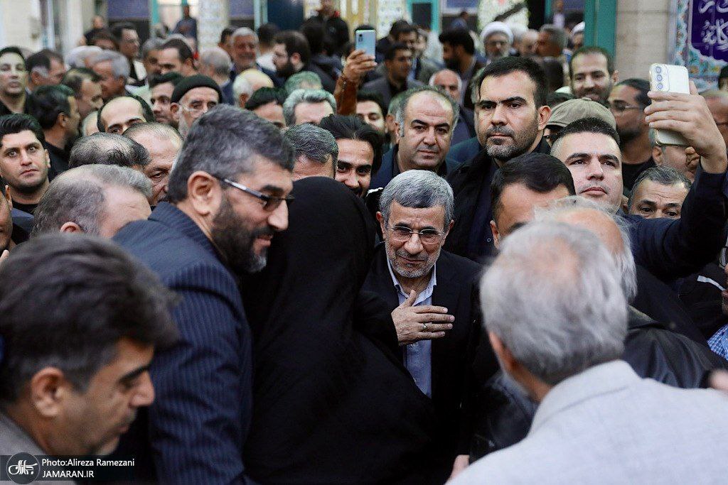 تصویر جدید از احمدی نژاد در مراسم ختم خواهرش