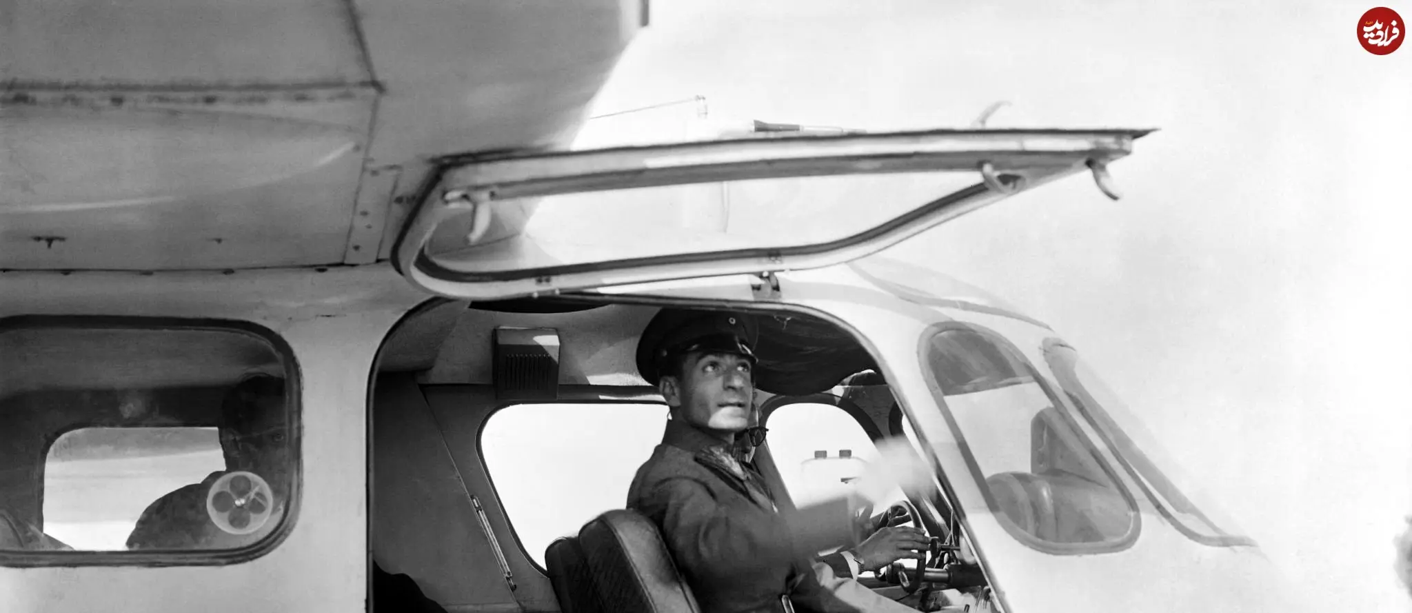 عکسی جالب از محمدرضاشاه پهلوی در حال آزمایش یک هواپیما در فرودگاهی در پاریس؛ سال ۱۳۲۷ عکسی جالب از محمدرضاشاه پهلوی در حال آزمایش یک هواپیما در فرودگاهی در پاریس؛ سال ۱۳۲۷