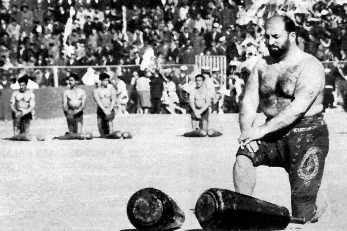 عکسی کمتر دیده شده از «محمدعلی کلی» در کنار «شعبان بی مخ» در تهران؛ سال ۵۵