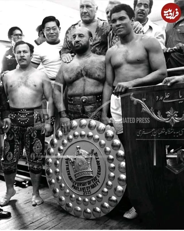 عکسی کمتر دیده شده از «محمدعلی کلی» در کنار «شعبان بی مخ» در تهران؛ سال ۵۵