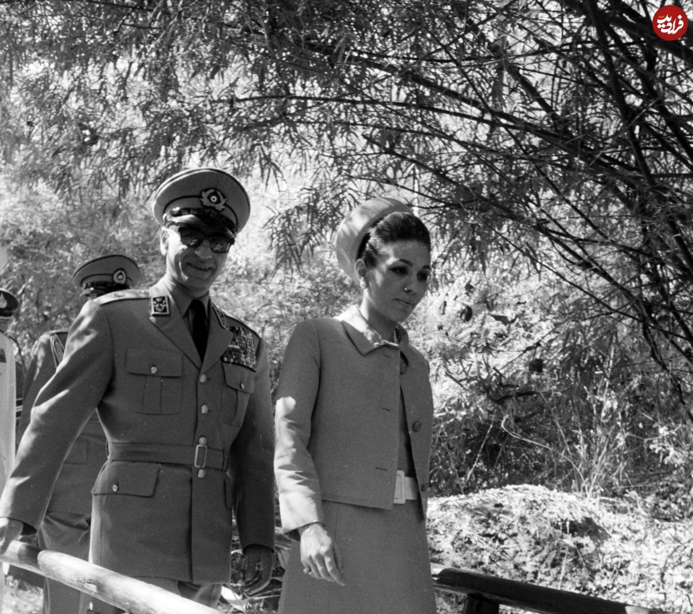 عکسی از محمدرضاشاه پهلوی و فرح دیبا در حال قدم زدن در بانکوک در سال ۴۶ عکسی از محمدرضاشاه پهلوی و فرح دیبا در حال قدم زدن در بانکوک در سال ۴۶