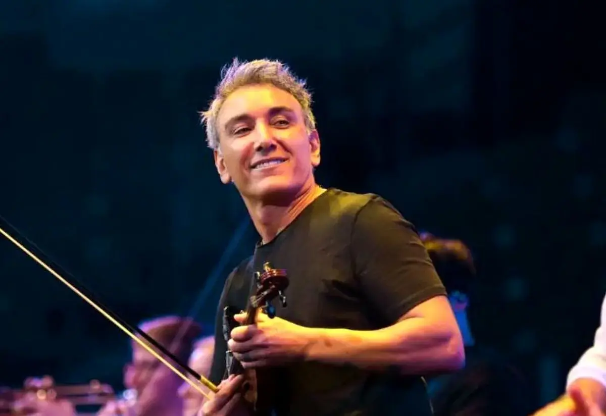 ببینید| پخش آهنگ شادمهر عقیلی روی آنتن زنده تلویزیون و تمجید از او | اینجا جاش واقعا خالیه..