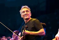 ببینید| پخش آهنگ شادمهر عقیلی روی آنتن زنده تلویزیون و تمجید از او | اینجا جاش واقعا خالیه..