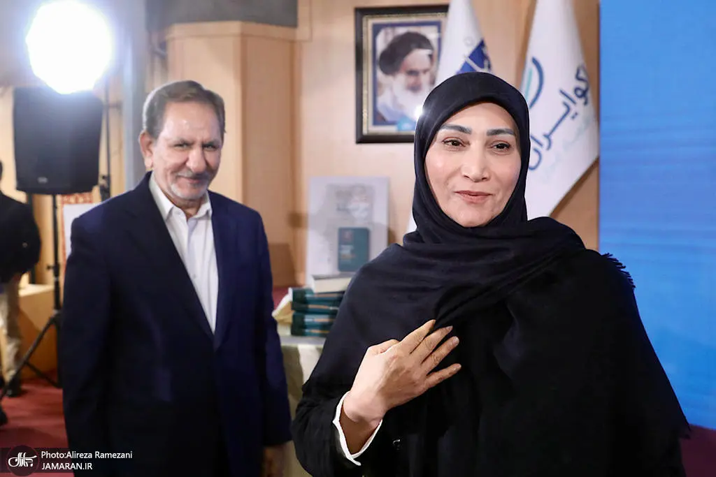 تصاویر همسر و دختران اسحاق جهانگیری در مراسم رونمایی از کتاب «در اندیشه ایران» تصاویر همسر و دختران اسحاق جهانگیری در مراسم رونمایی از کتاب «در اندیشه ایران»