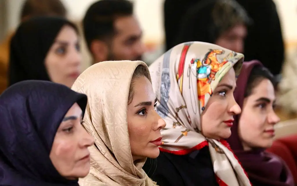 تصاویر همسر و دختران اسحاق جهانگیری در مراسم رونمایی از کتاب «در اندیشه ایران» تصاویر همسر و دختران اسحاق جهانگیری در مراسم رونمایی از کتاب «در اندیشه ایران»