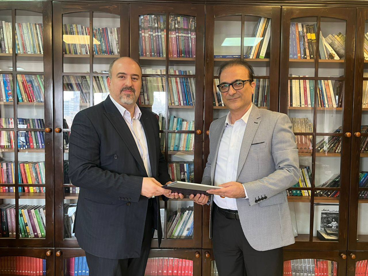 توافق برای انتشار کتاب در حوزه فضایی