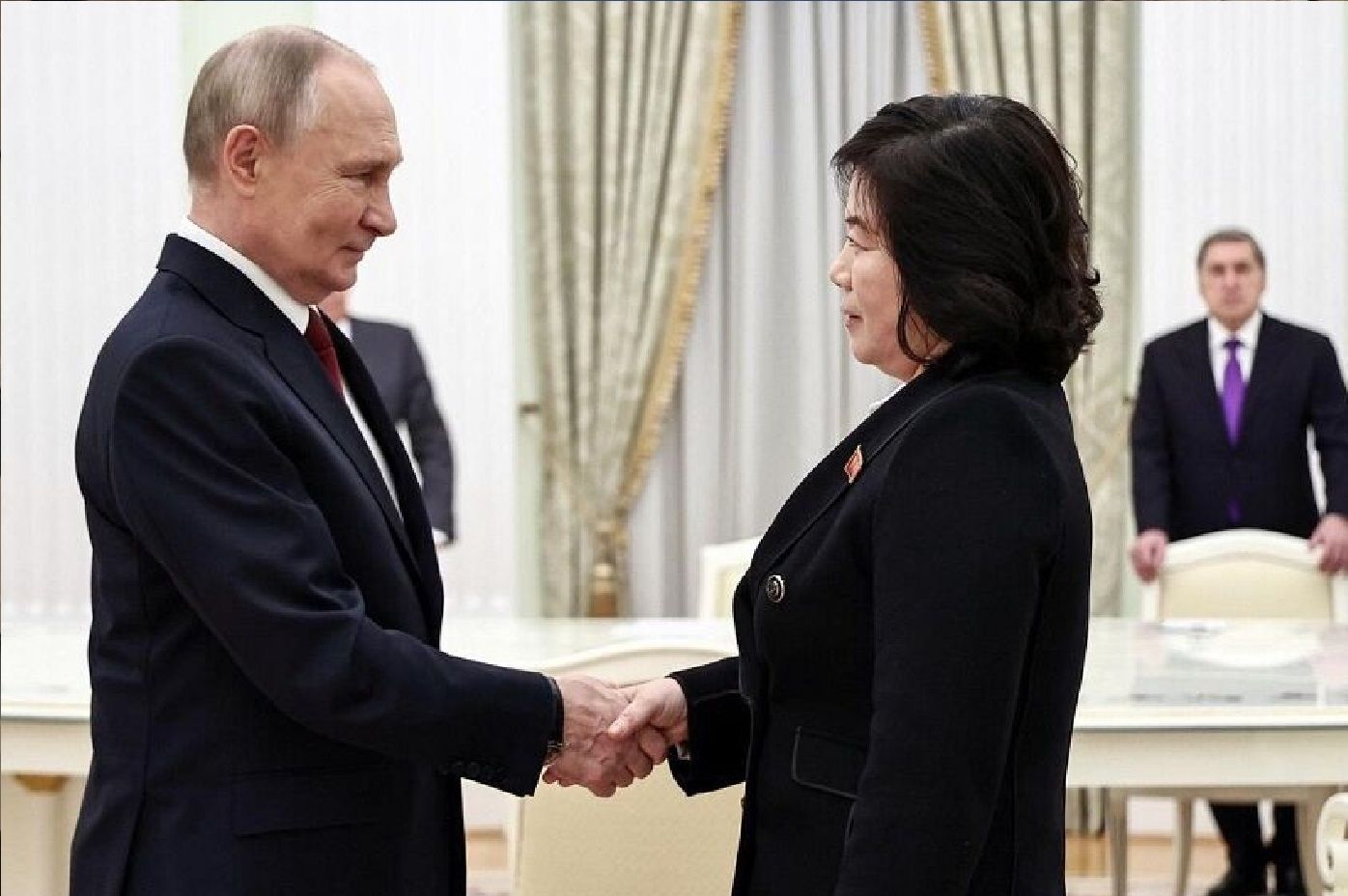 ببینید| دیدار صمیمانه پوتین و وزیر امور خارجه کره شمالی در کرملین ببینید| دیدار صمیمانه پوتین و وزیر امور خارجه کره شمالی در کرملین