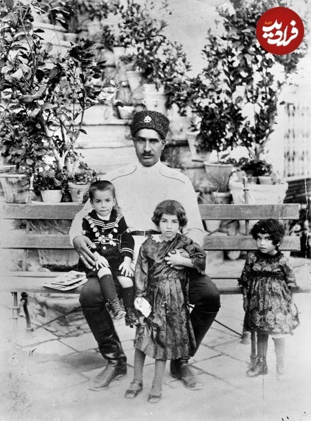 تصویر کمتر دیدهشده از اشرف پهلوی در کنار پدر و خواهر و برادرش تصویر کمتر دیدهشده از اشرف پهلوی در کنار پدر و خواهر و برادرش